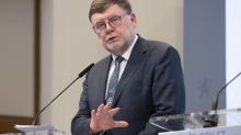 Stát utopil v dubnu dalších 126 miliard: Přesto si vláda pochvaluje 