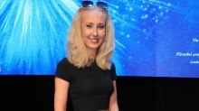 Chyběl už jen pás cudnosti. Denisa Grossová dostala bizarní odměnu za život bez sexu