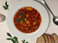 Jde to i bez masa! Jak uvařit perfektní sójový bramborový guláš?