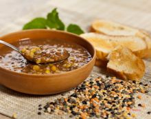 Tradiční čočková polévka a její varianty: Všechny chutnají skvěle a zvládne je i začátečník