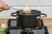 Dáváte vejce po uvaření do studené vody? Tahle chyba může zkazit výslednou chuť