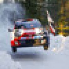 Švédskou rallye vede po první etapě Kacuta těsně před Evansem