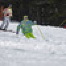 Na šumavský Hochficht dorazily desítky lyžařů v retro oblečení z 80. let