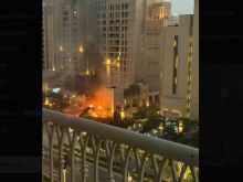 VIDEO: Mezi turisty v Dubaji padají íránské rakety. Zasažen byl i umělý ostrov Palm Džumeira