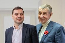 Politická šikana: Peskující Babiš je ve svém živlu. A kde byl Macinka v důležitou chvíli