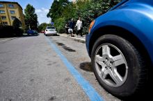 Vyšuměla bouře kolem parkování v Praze? Víme, kolika elektroaut se dotklo placené stání