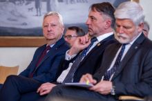 „Já neutíkám.“ Ministr Zůna po americké facce opět prchnul před novináři