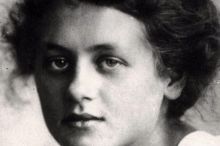 Zakázaná lesbická láska mezi ostnatými dráty. Příběh Mileny Jesenské, jak ji neznáte