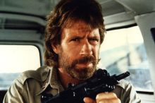 Umí dělit nulou a rozbrečí i cibuli. Drsný i vysmívaný Chuck Norris slaví 85 let