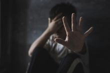 Každý devátý muž zažil domácí násilí, nejčastěji od matky, ukázal průzkum