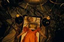 Vyšinutá nevěsta. Temná filmová romance si podvratně hraje s frankensteinovským mýtem