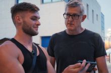 Alfa samci pod lupou. Dokumentarista Louis Theroux zkoumá byznys s mužskou frustrací