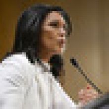 Írán se po loňských úderech nesnažil obnovit obohacování uranu, tvrdí Gabbardová