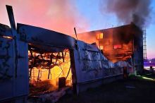 „Přispějte nám na další úder,“ žádá skupina, která má stát za požárem haly v Pardubicích