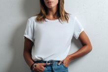 Bílé tričko a džíny jsou nesmrtelná klasika, která nikdy nezklame. Naučte se je nosit pokaždé jinak