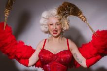 Na pódiu je přísnou učitelkou i jeptiškou s bičíkem. Burleska vystupovala i v domově seniorů