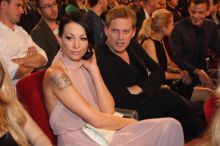 Hanychová Prachaře zbožňovala a drsně vypisovala jeho milenkách. Tvrdí, že za její lásku se jí vysmíval