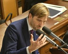 Sněmovna schválila přerozdělení 7,9 mld. Kč mezi zdravotními pojišťovnami