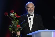 Zdeněk Svěrák slaví 90. narozeniny. Všichni mu gratulují, jen Václav Klaus v něm vidí symbol komunismu