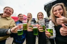 V Brně si připilo zeleným pivem rekordních 367 lidí