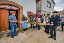 Vrbovec na Znojemsku ožil tradicí vynášení Hroznového kozla do vinohradu
