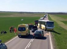 Při nehodě autobusu a tří aut na Znojemsku se zranilo devět lidí