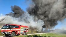 Na Semilsku hoří průmyslová hala, oheň se rozšířil i na louku