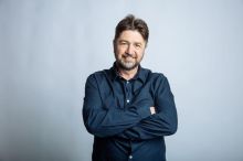 Tečka Radka Bartoníčka: Stýskání po Babišovi u moře. A radost z Daru pro Putina i novorozeněte