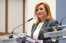 Vláda dál počítá se zastropováním důchodového věku na 65 letech, řekla Schillerová