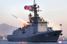 Nová válečná loď v akci: Severní Korea testovala rakety, Kim byl u toho