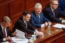 A zase ta videa. Po koberečku u Okamury drtí Zůnu natáčení u prezidenta