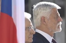 Že přijede šéf NATO do Prahy, není jen tak. Prezident tuší problém