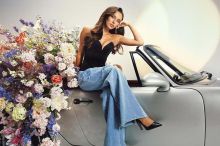 Charlotte Gott vstupuje na hudební scénu. Debut In Too Deep vydá v den svých dvacátin