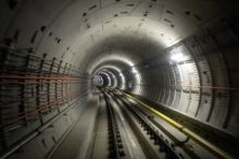 Metro na lince B po požáru v okolí tubusu jezdí od rána po celé trase