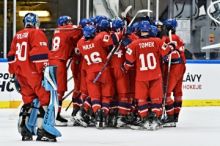 Hokejová osmnáctka začala MS výhrou, v prodloužení zdolala USA