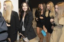 Divoká Charlotte Ella Gottová: Miluje solo cestování a libuje si v drahých autech