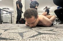 Výstřely a chaos. Cílem útoku učitele s brokovnicí byla Trumpova vláda