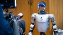 Na Univerzitě Karlově dupe a funí nový humanoid Karel. Umí kotoul i kung-fu