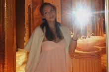 Charlotte Gott slaví 20. narozeniny. Na snímku se ukázala v červených kalhotkách, lidi štve ale jedna věc