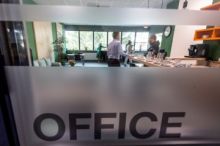 Propast mezi příjmy vedoucích pracovníků a zaměstnanců roste, uvádí Oxfam