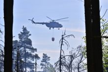 Požár v Českém Švýcarsku se nerozšiřuje, znovu se zapojí vrtulníky