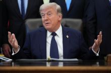„Ohrožuje katolíky a schvaluje Íránu atomovky.“ Trump neustává v útocích na papeže