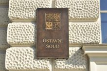 Snížené odměny za dvě politické funkce platí. Ústavní soud odmítl stížnost senátorů