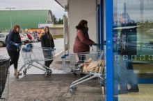 Výdaje domácností rostou, snaží se šetřit na cestování i potravinách