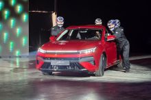 Nová čínská auta do Prahy dotlačili. JAC jde i po Octavii, sází na nečekaně nízké ceny