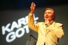 Karel Gott se původně chtěl stát malířem. Do hvězdného nebe ho vynesla spolupráce s rivalem