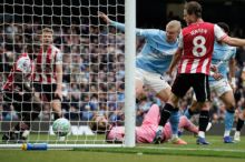 Manchester City si výhrou nad Brentfordem udržel naději na titul