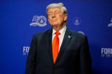 Trump cestou do Pekingu vyzval Siho, aby Čínu otevřel USA, a přibral šéfa Nvidie