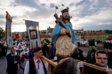 Přes Karlův most prošlo procesí k připomenutí svatého Jana Nepomuckého