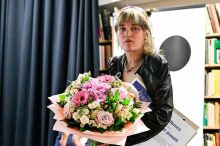 Cenu Jiřího Ortena si letos odnesla Nela Bártová za sbírku Házeliště granátů